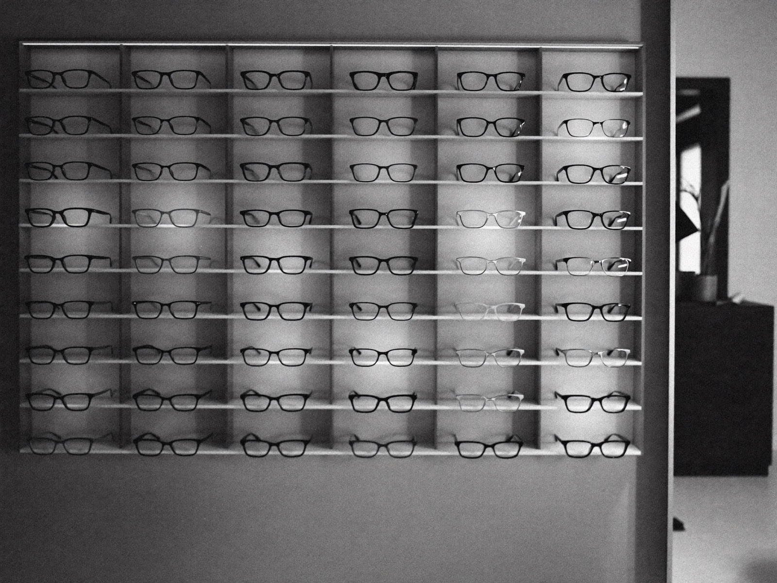 Wand mit Brillenfassungen