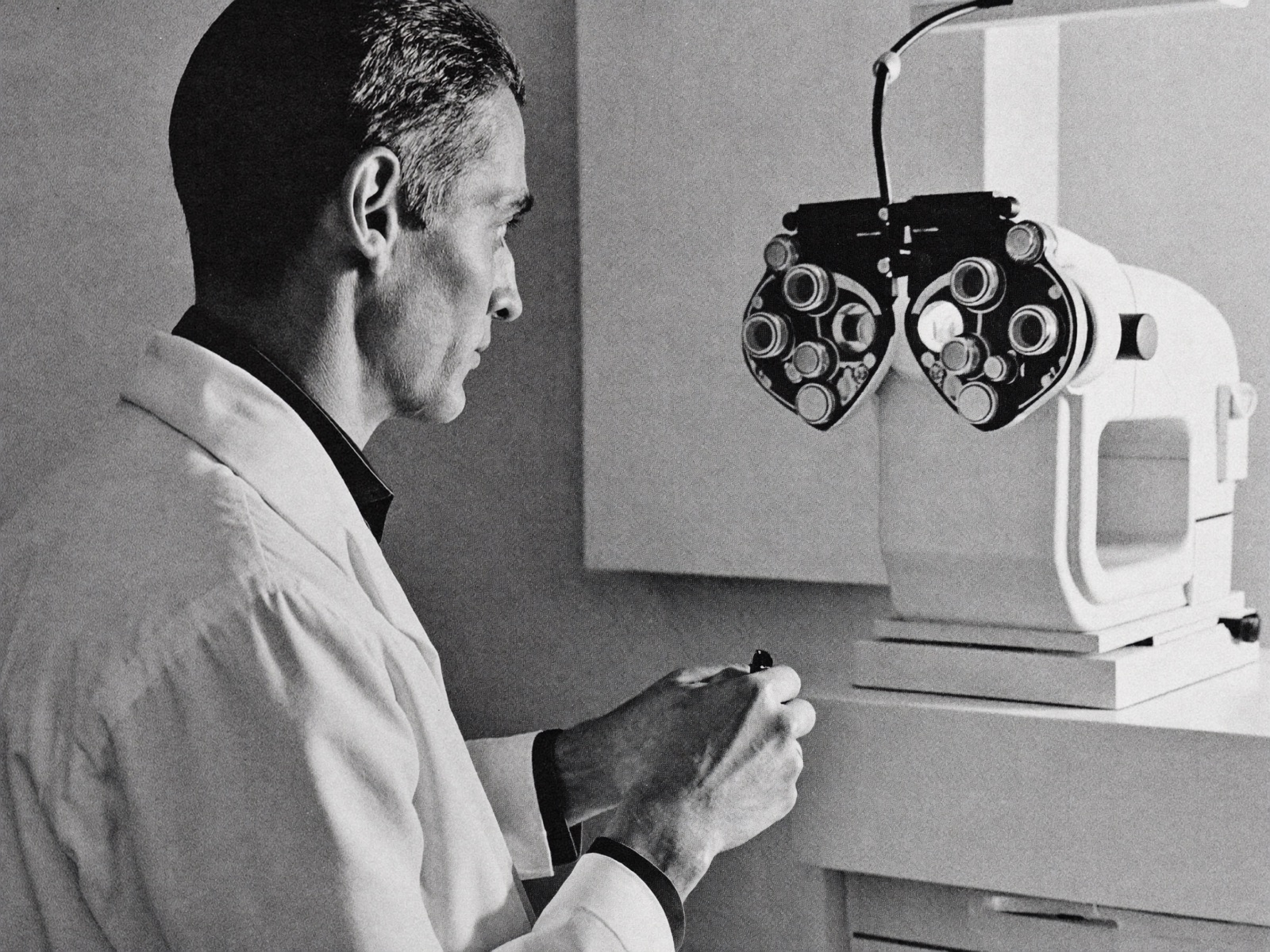 Augenoptiker beim Sehtest mit einem Phoropter