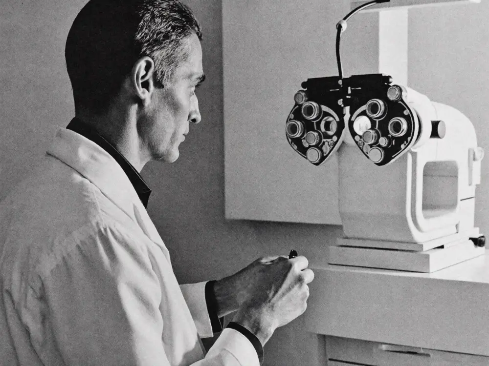 Augenoptiker beim Sehtest mit einem Phoropter